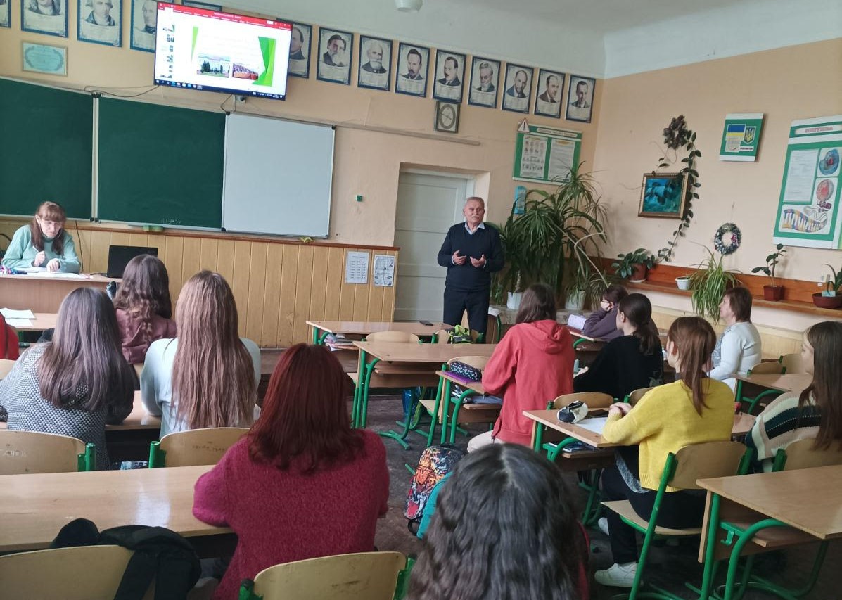 Учні Теребовлянської  ЗОШ № 1 з цікавістю слухають розповідь проф. Царика Л.П.